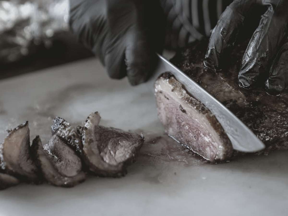 cuchillo cortando carne