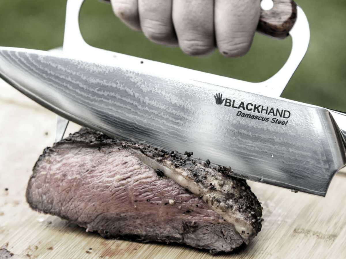 cuchillo damasco cortando carne